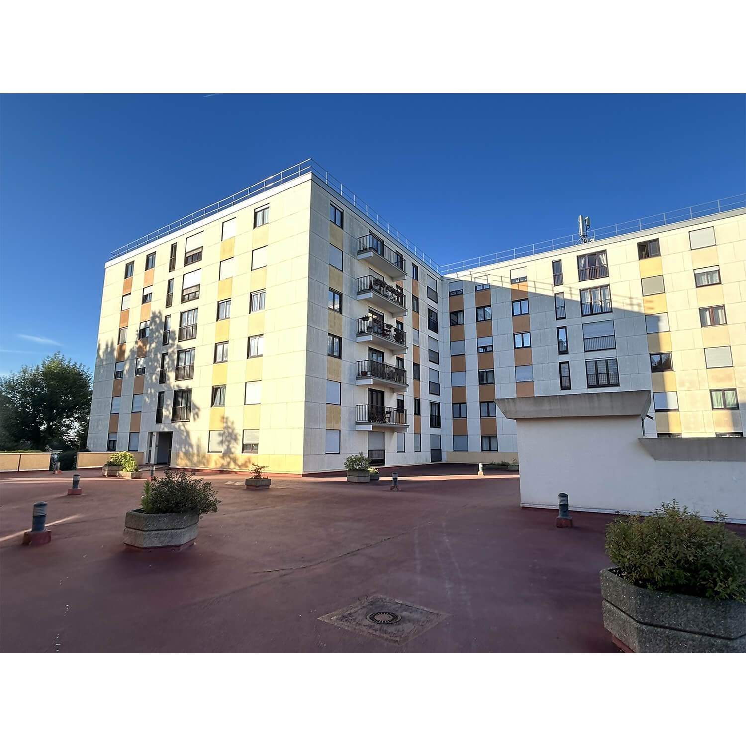 Avramova architecte_Montigny Vergers_Revalorisation des espaces extérieurs sur la dalle de parking_Existant 1